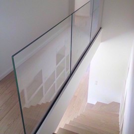 Räcken i klart glas för trappor och landningar i laminerat och härdat glas