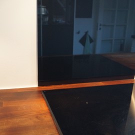 Stänkskydd i svartfärgat glas 4mm Skärs efter mått